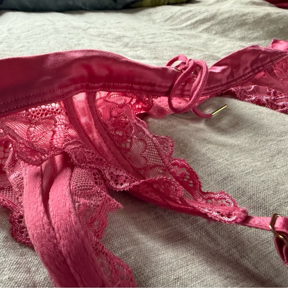 VS Pink Lace Garter Belt M/L 🎀